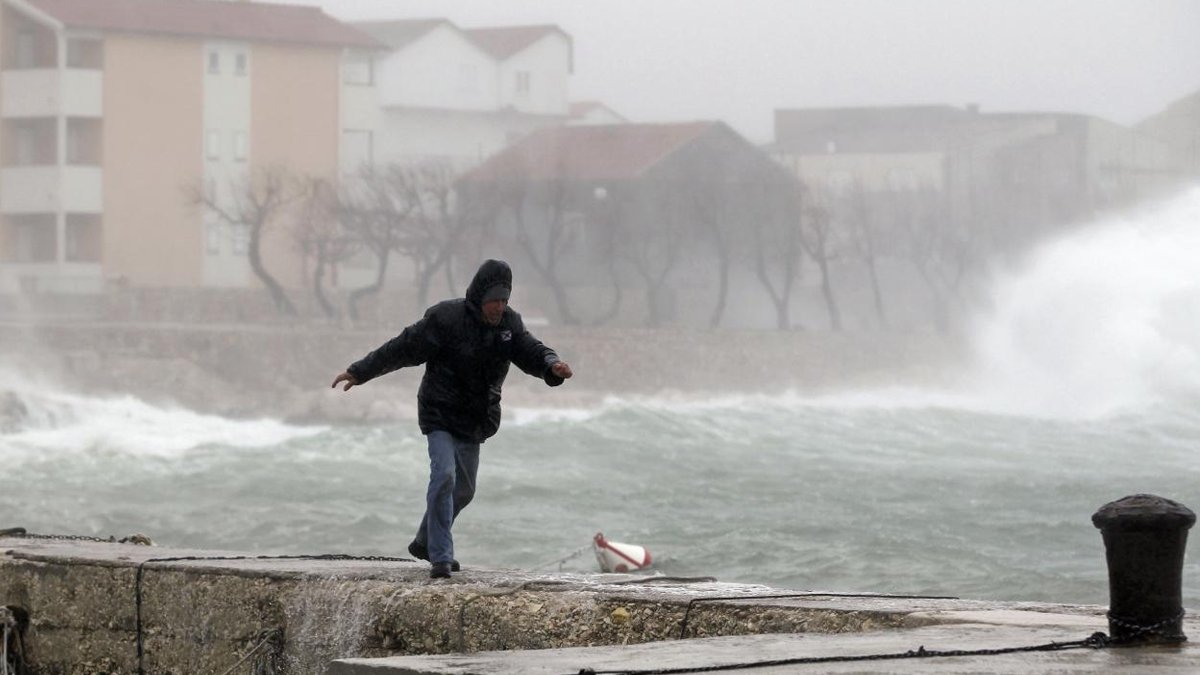 İstanbul Valiliği'nden 'dikkatli olun' uyarısı: Fırtına etkisini artırarak gelecek