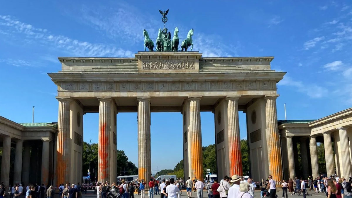 İklim aktivistleri Berlin'deki tarihi Brandenburg Kapısı'nı turuncuya boyadı