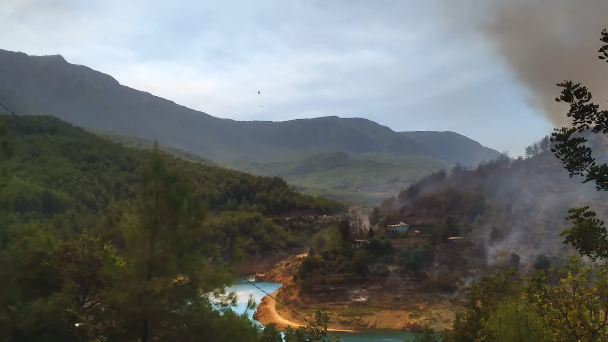 Büyükşehir ekipleri Alanya’da yangın söndürme çalışmalarına destek veriyor