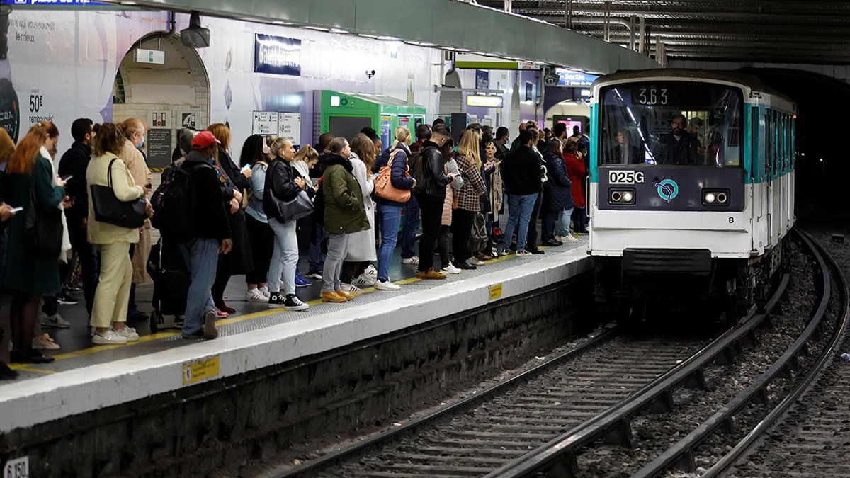 Maaşların ve çalışma saatlerinin düzeltilmesini istiyorlar: İtalya'da toplu ulaşım çalışanları greve gitti