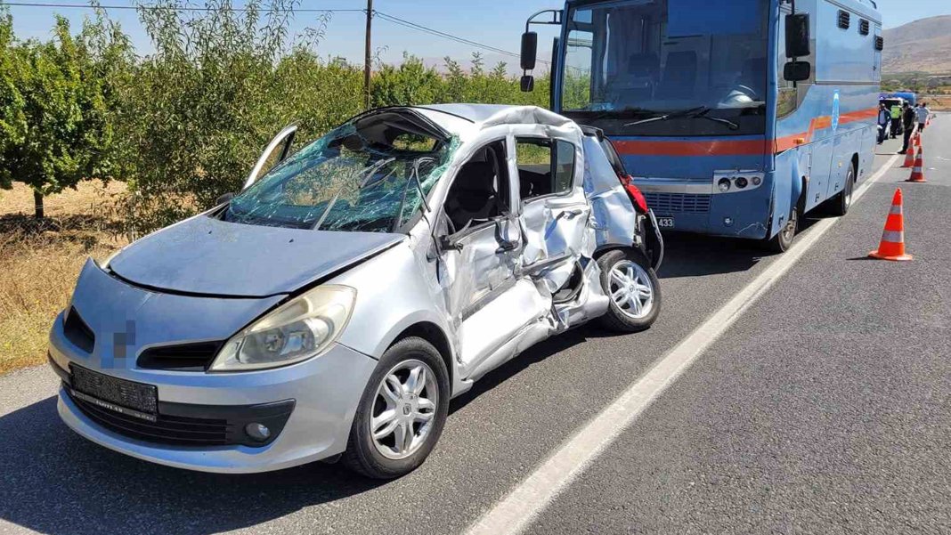 Mahkumları taşıyan araçla otomobil çarpıştı: 1 ölü, 4 yaralı