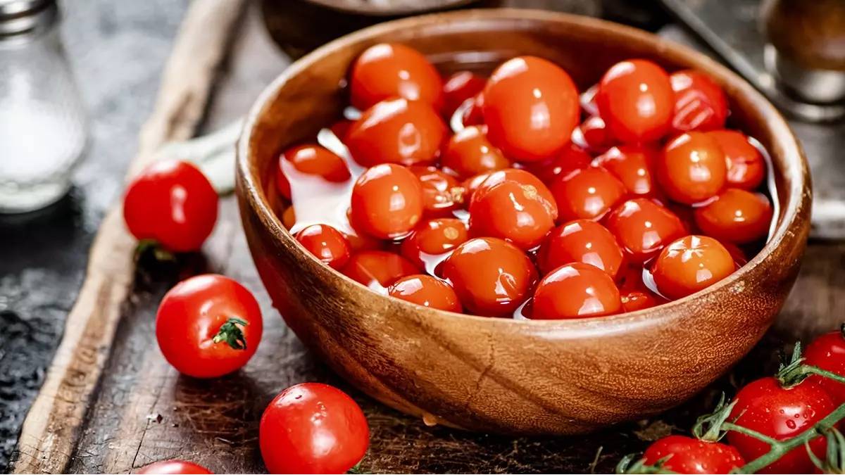 Bunu yapan kışlıklarını erkenden bitiriyor! İşte domates kabukları saniyeler içinde soymanın pratik yöntemi