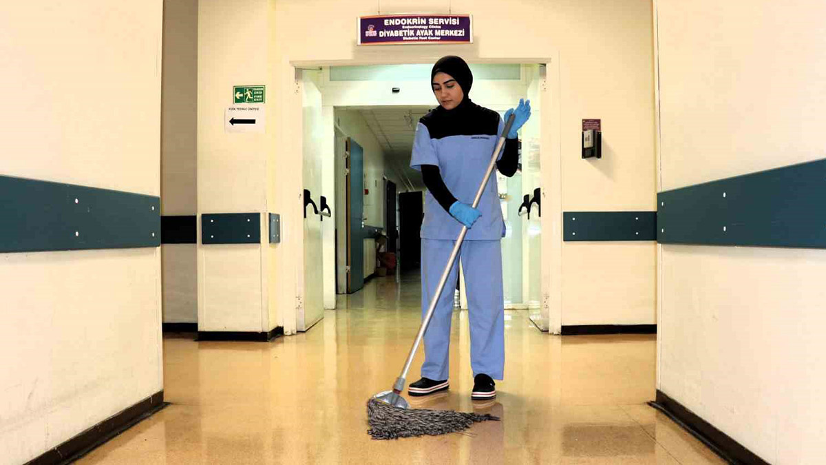 Hastanede temizlik görevlisi olarak çalışan genç kız tıp fakültesini kazandı