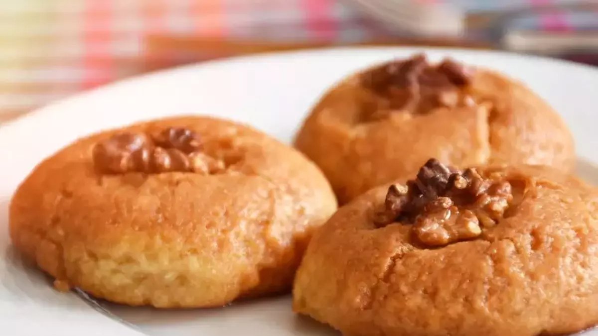 Eşiniz daha pişerken fırın başında bekleyecek! İşte  ağızda dağılan, bol şerbetli cevizpare tatlısı