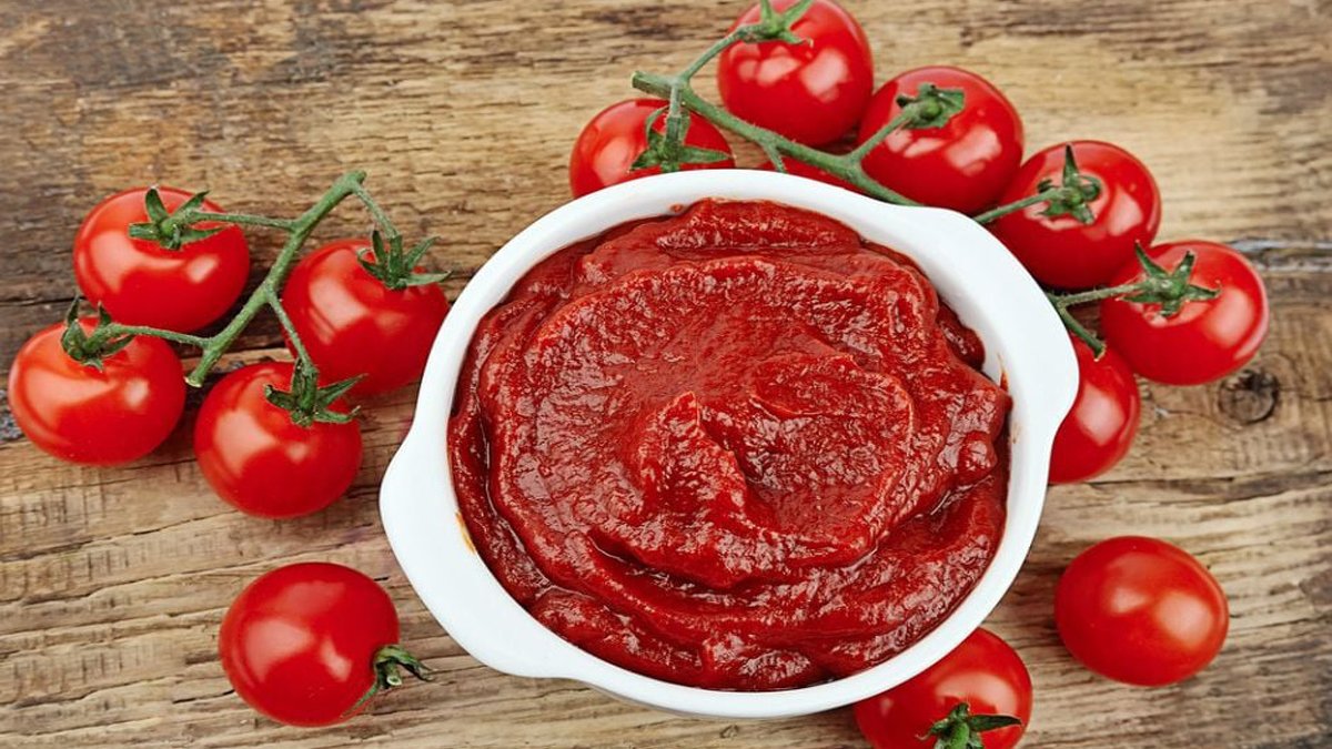 Domates kabuklarını sakın çöpe atmayın! İşte domates kabuklarından kıpkırmızı ev salçası yapılışı