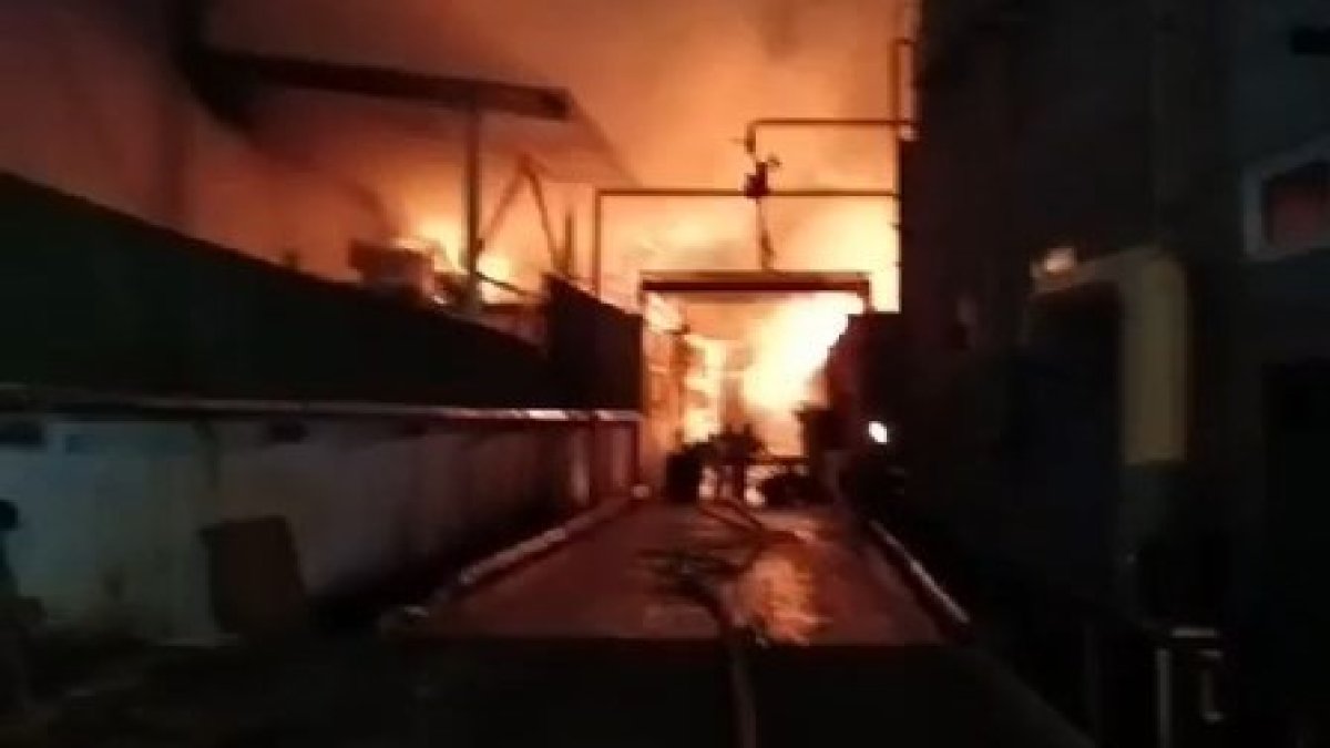 Tuzla'da madeni yağ fabrikasında yangın çıktı