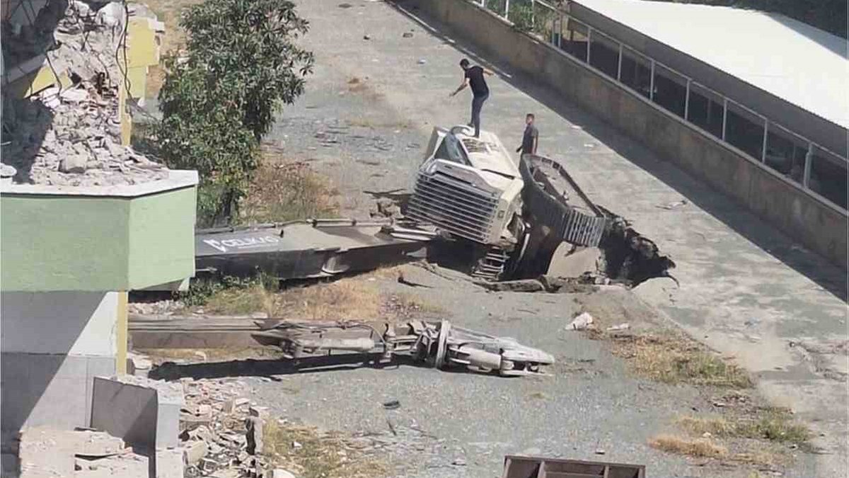 Bina yıkımı için getirilen iş makinesi yer yarıldı, içine düştü