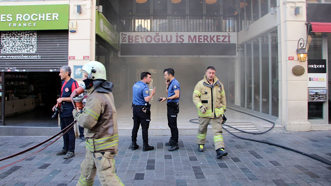 İstiklal Caddesi'ndeki iş merkezinde yangın