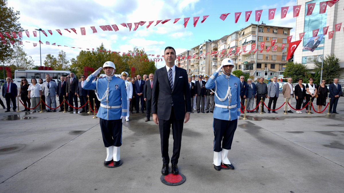 Gaziler Günü dolayısı ile Kartal'da Atatürk Anıtı’na çelenk sunuldu