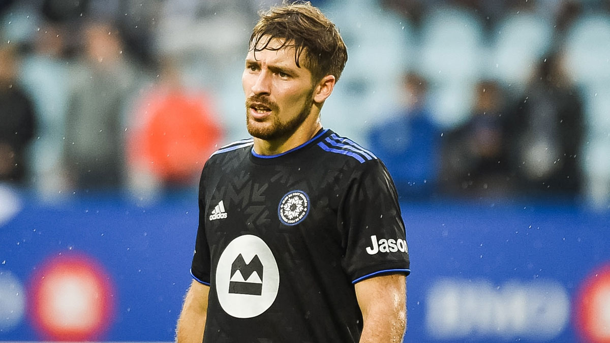 Sahte isimle başka takımda forma giydi, sözleşmesi feshedildi