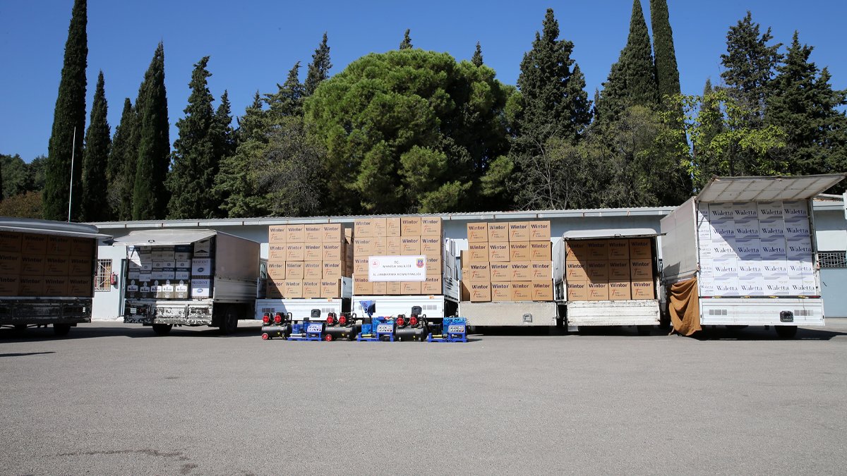 Manisa'da kaçak tütün operasyonunda 10 kamyonet ürün ele geçirildi