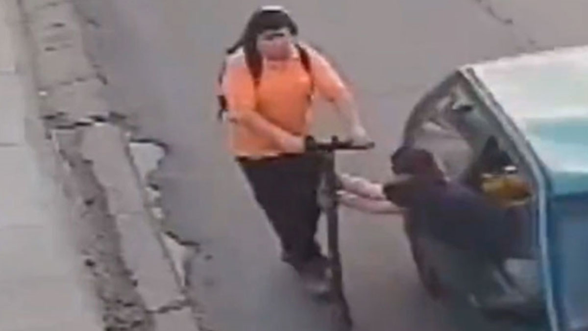 Böyle hırsızlık görülmedi! Scooter süren adamın altından aldığı gibi kaçtı, adam neye uğradığını şaşırdı