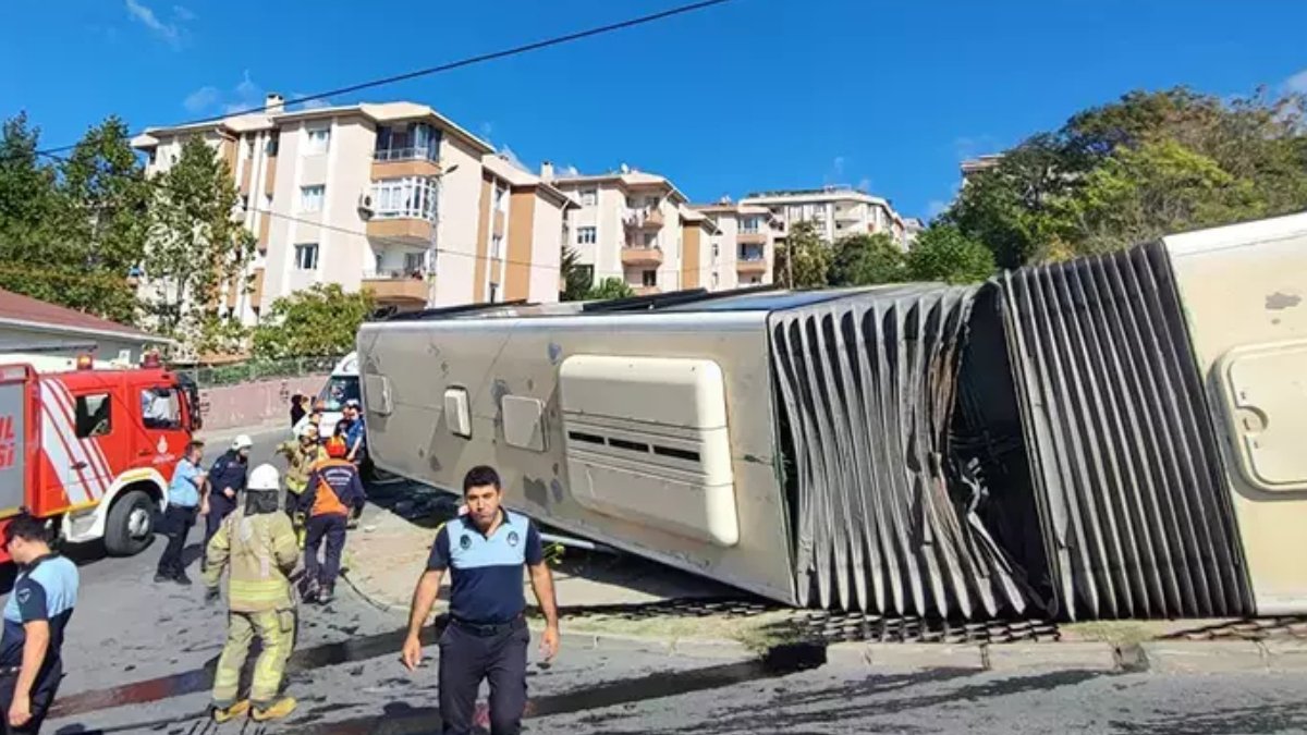Başakşehir'de İETT otobüsü rampada devrildi: 1'i çocuk 7 kişi yaralandı