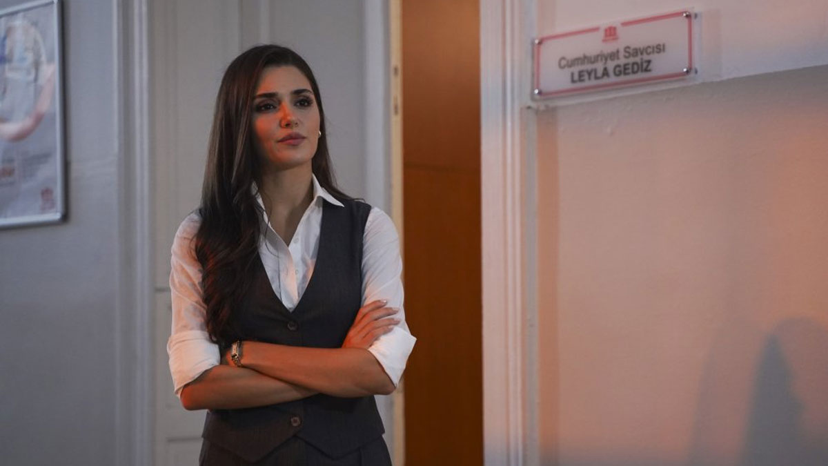 Oyunculuğu eleştirilen Hande Erçel'e yönetmeninden övgü dolu sözler