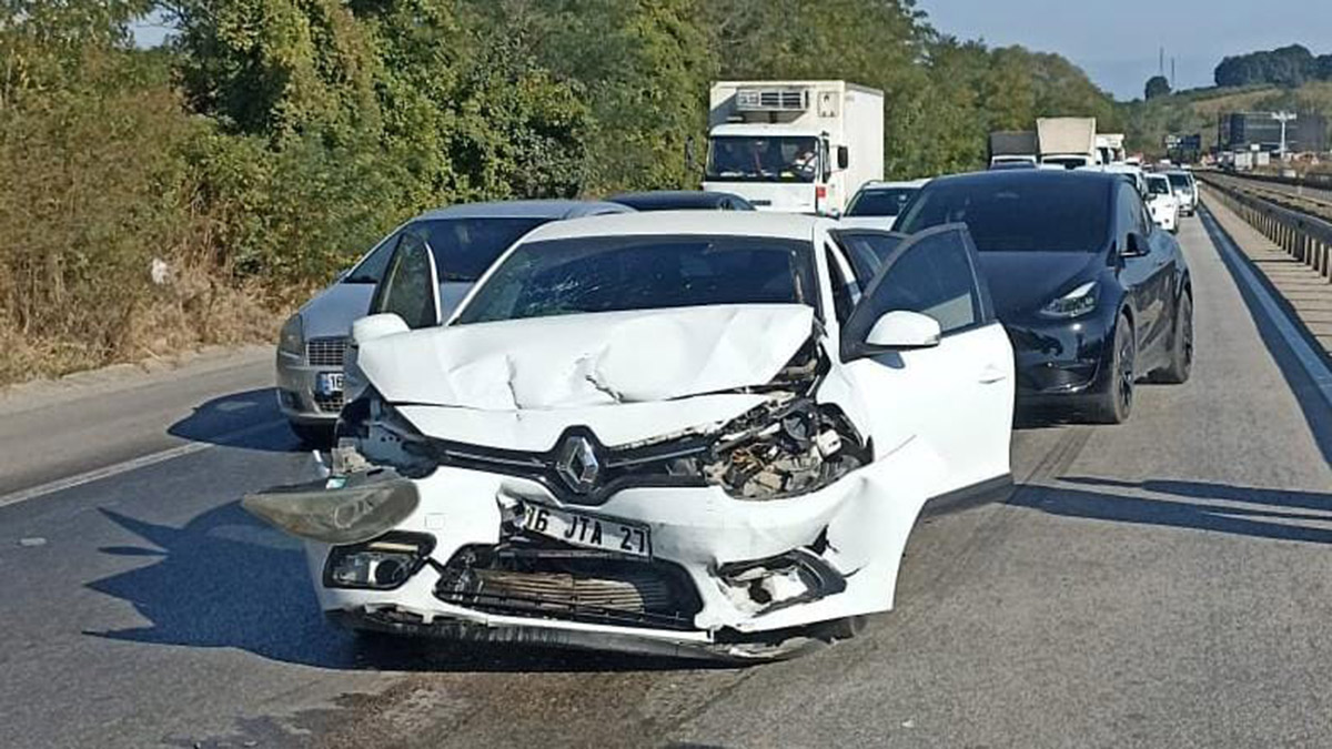 Bursa'da iki otomobil çarpıştı: Çok sayıda yaralı var