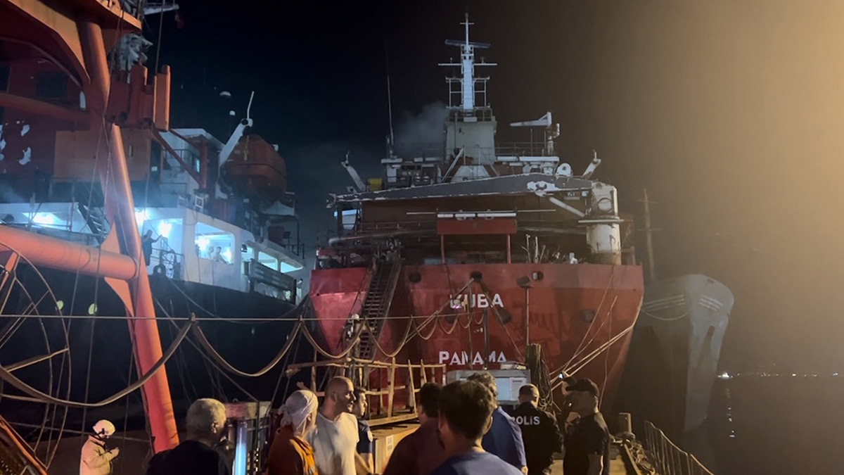 Tuzla'da tersanede gemi yangını