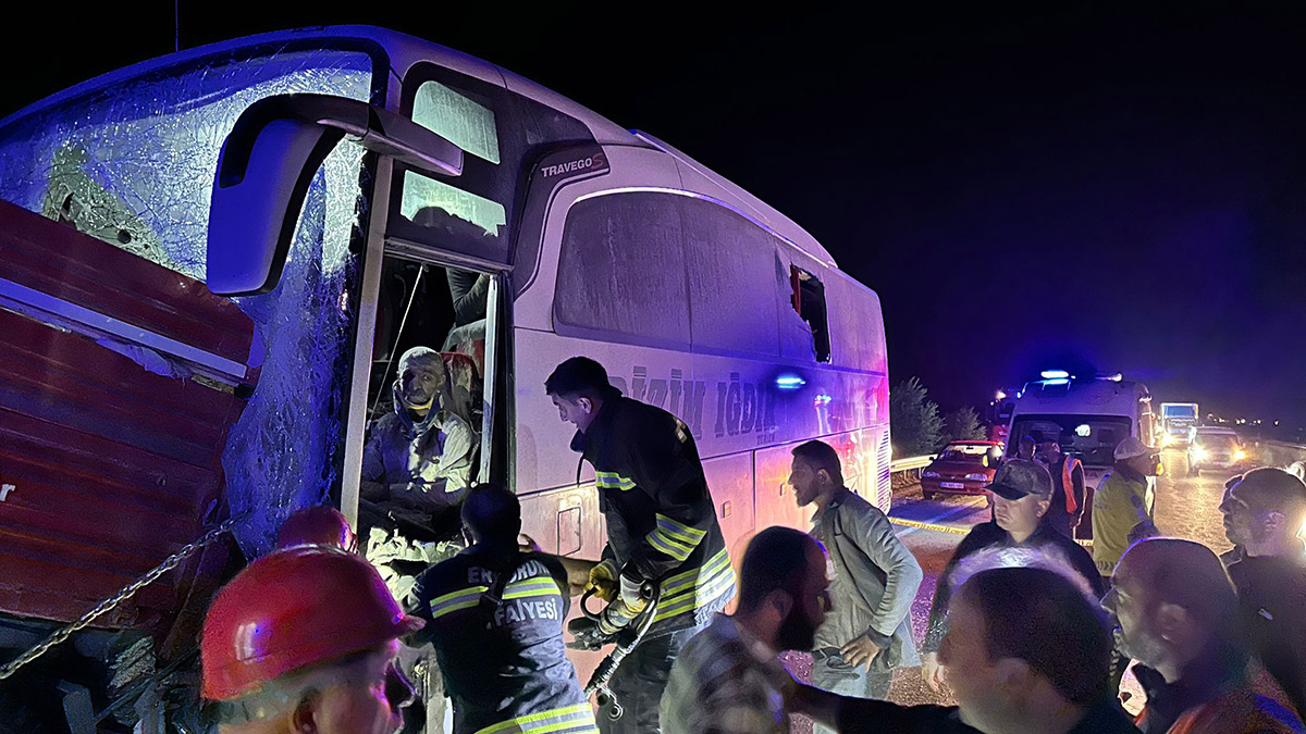 Erzurum'da yolcu otobüsü traktör römorkuna çarptı: Ölü ve yaralılar var