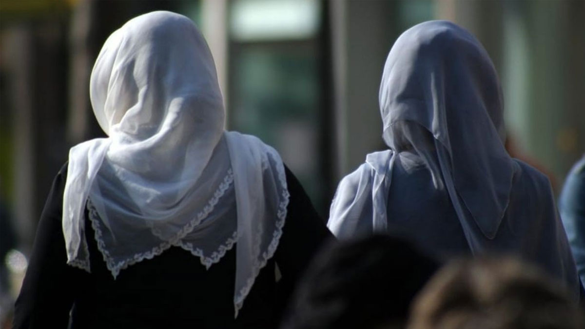 Fransa'da okullardaki abaya yasağı Danıştay'da