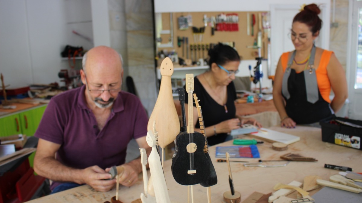 Karşıyaka’da atıklar minyatür müzik aletine dönüşüyor