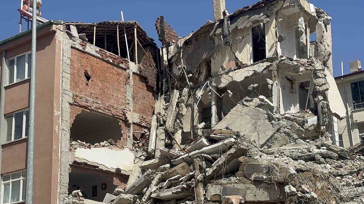 Hasarlı bina yıkımında görülmemiş ihmal: Sağlam binanın duvarları kırıldı