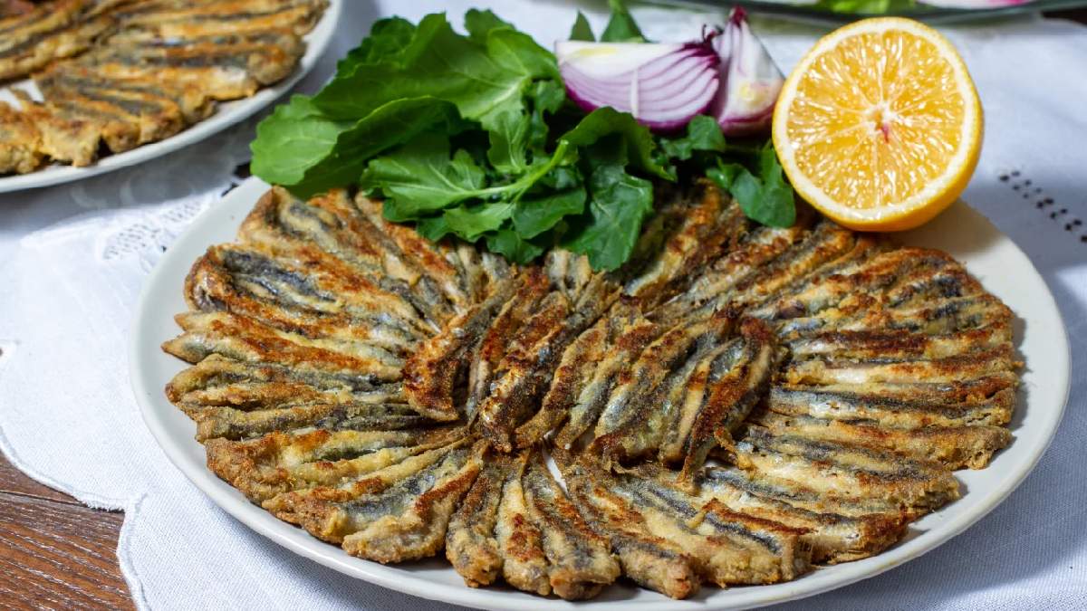 Evde yağ sıçratmadan, kokusuz çıtır çıtır balık yapmak çok basit! Ünlü aşçılar balıkları bu yöntemle kızartıyor