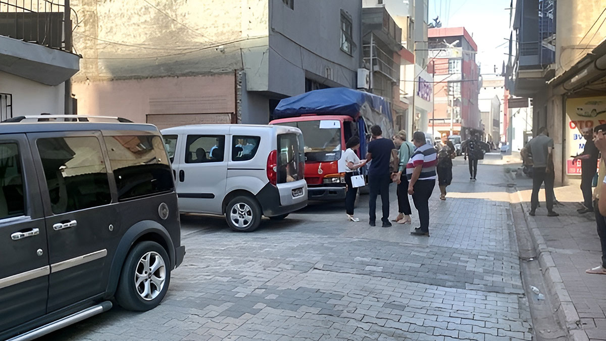 Kötü kokunun geldiği kapıyı açınca şaşkınlıktan küçük dillerini yuttular! Apartman sakinleri evlerinde oturamaz hale geldi