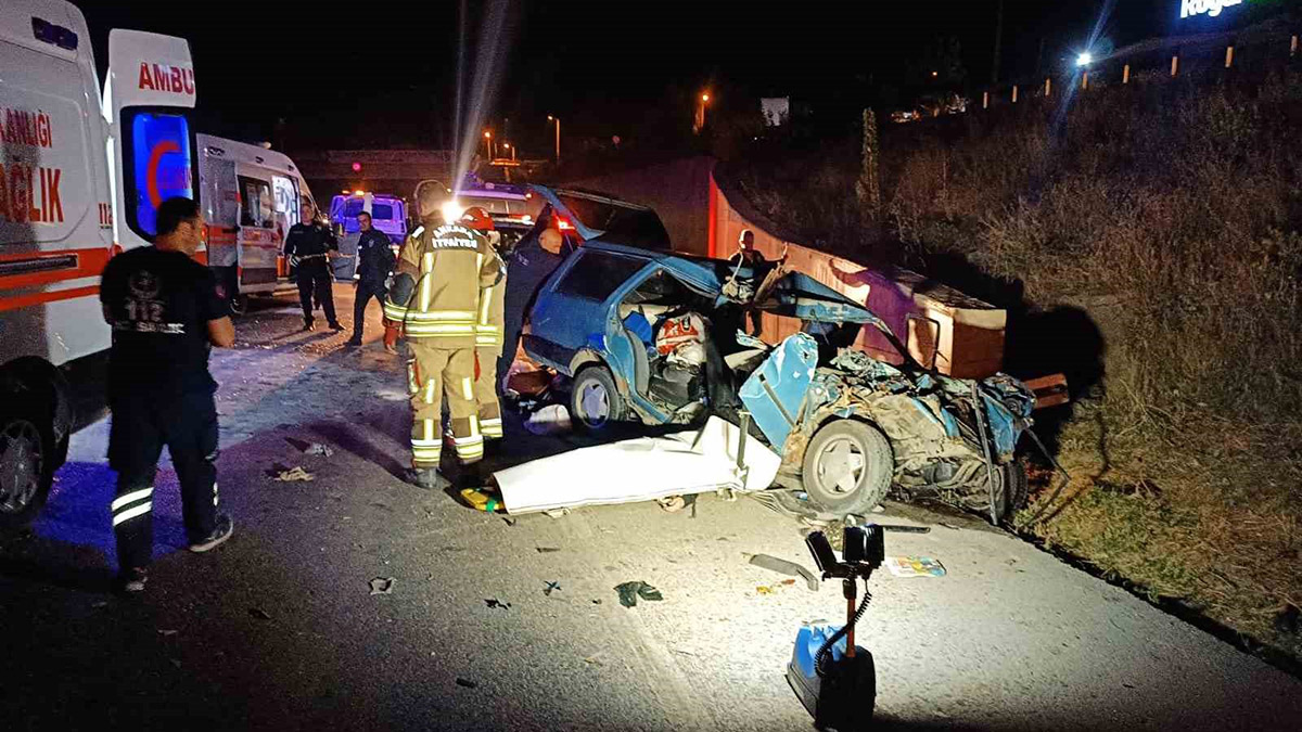 Çarpışan iki araç hurdaya döndü: 2 ölü, 6 yaralı