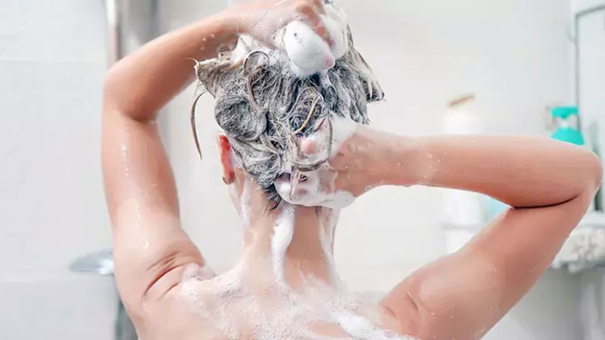 Farkında olmadan saçınıza zarar veriyor olabilirsiniz! Doğru saç yıkama yöntemleri, saçlarınızı güçlendirir