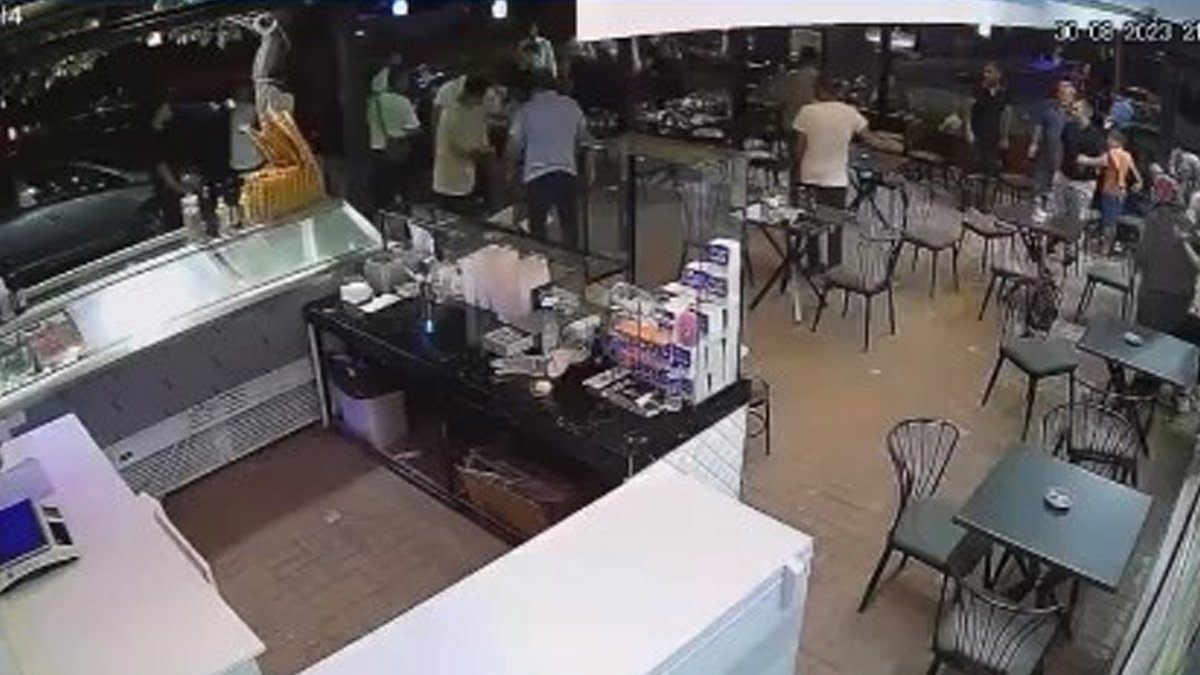 Kadına sözlü tacizde bulunan adama esnaf dayağı: Cadde adeta boks ringine döndü