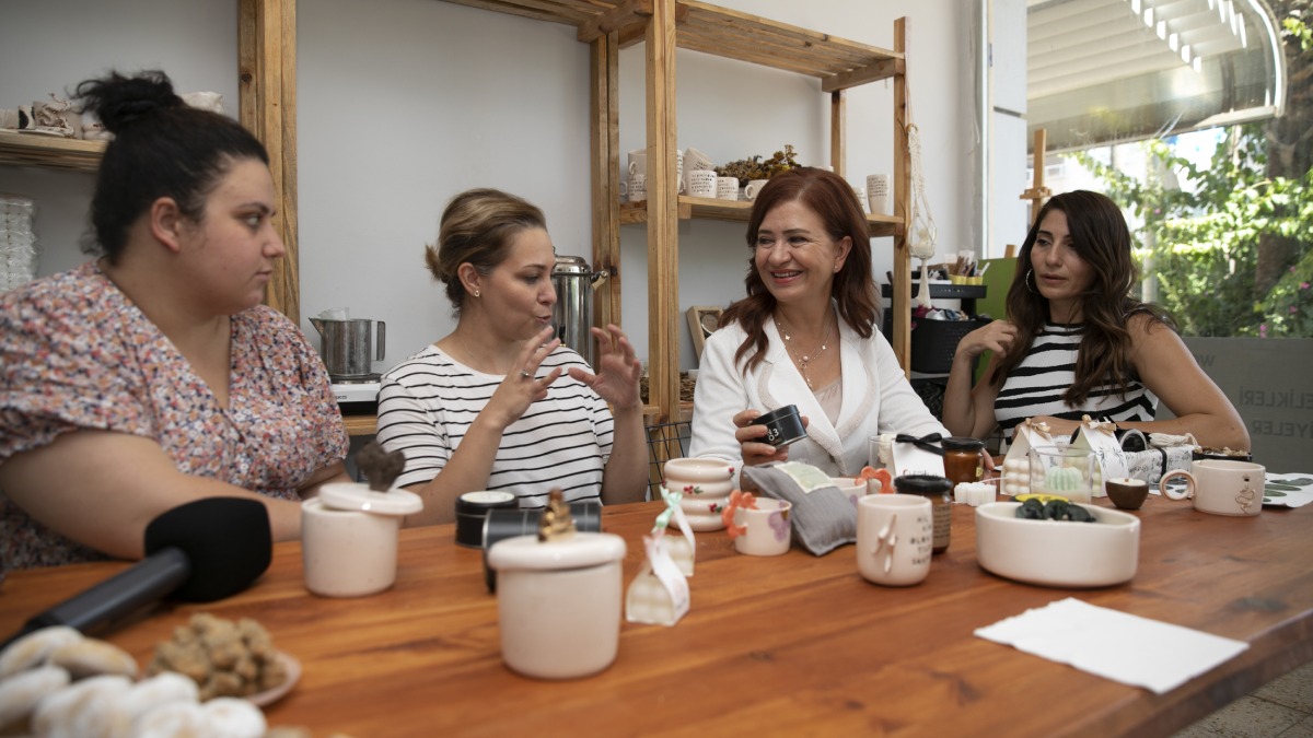 Meral Seçer, üretici kadınları atölyelerinde ziyaret ediyor