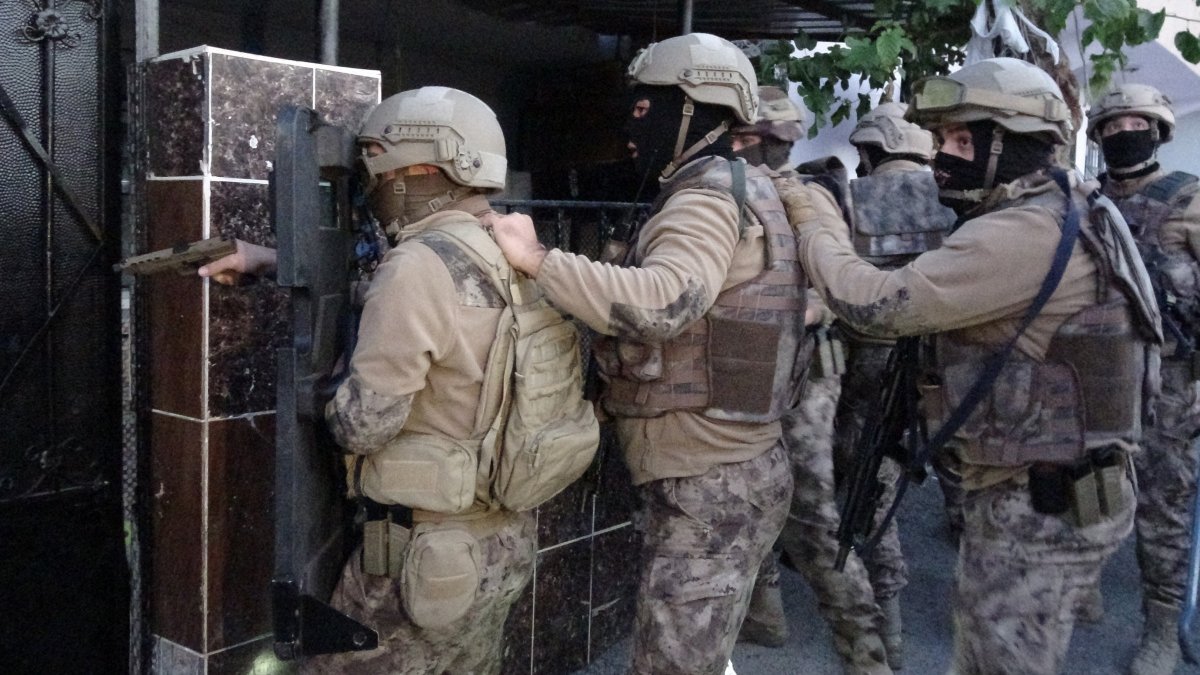 İki ilde zehir tacirlerine operasyon: 135 gözaltı