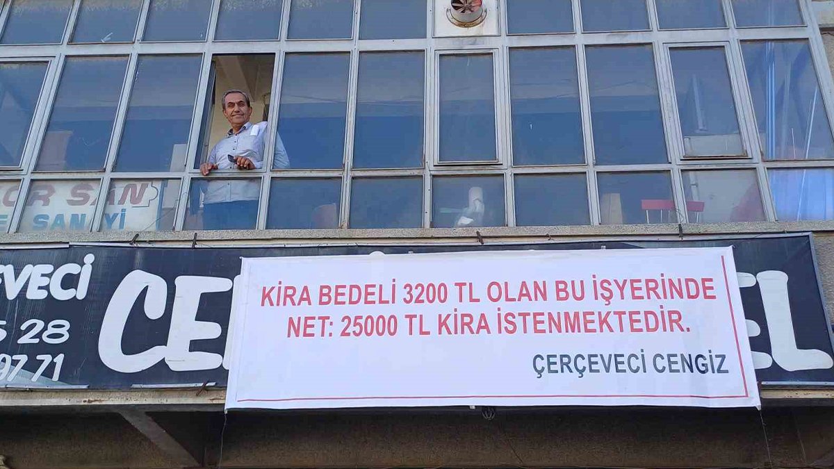 İş yeri sahibine böyle isyan etti: Yüzde 500'lük zamma pankartlı tepki