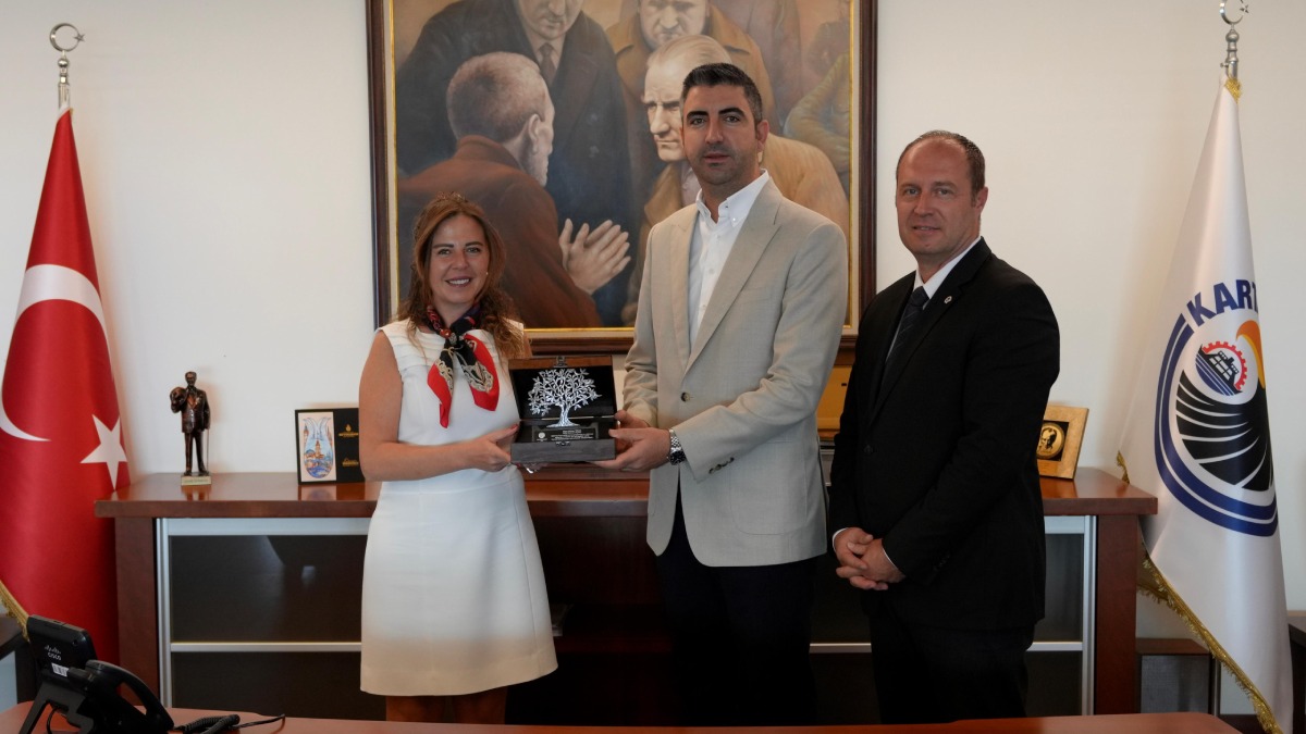 Türk Eğitim Vakfı’ndan Başkan Yüksel’e plaket