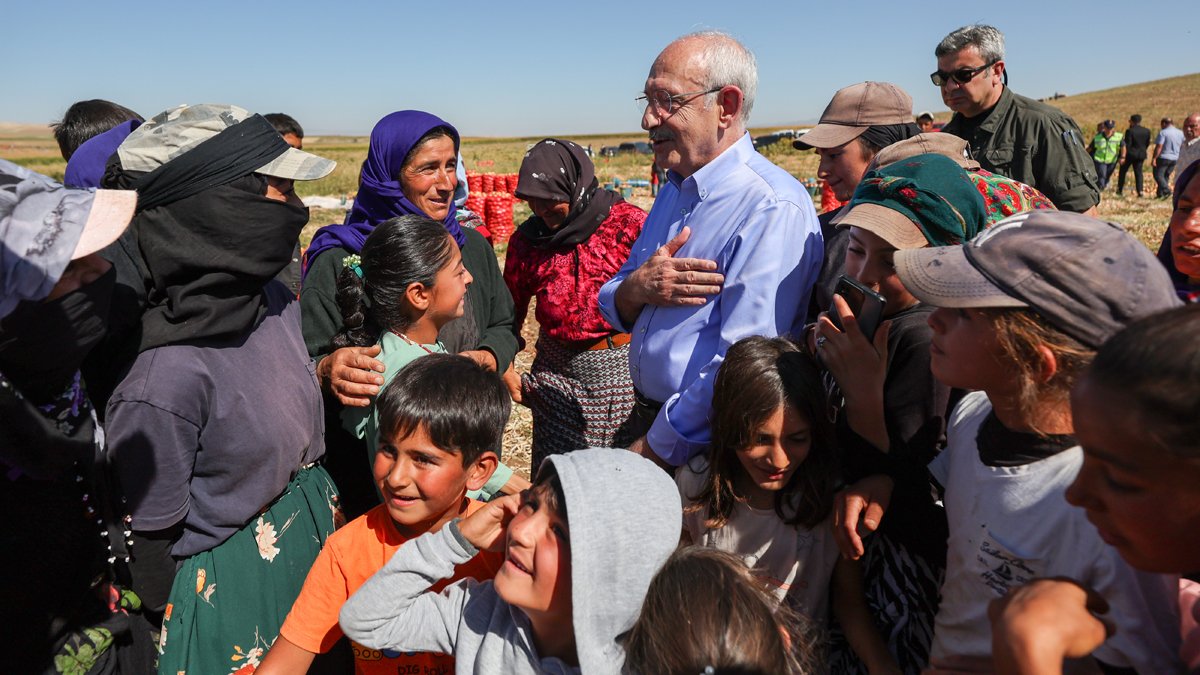 Kılıçaroğlu mevsimlik tarım işçileriyle bir araya geldi: Çiftçi üretmezse hepimiz aç kalırız