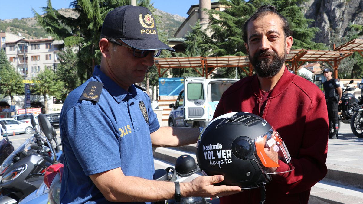 Polis ekipleri ceza yazmak yerine kask verdi
