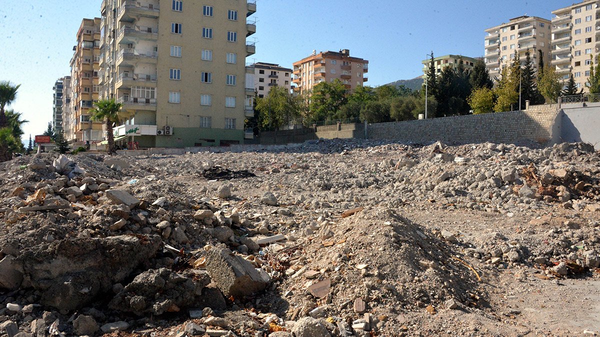 Depremde 35 kişiye mezar olmuştu! Ezgi Apartmanı soruşturmasında şüpheliler hala yakalanmadı