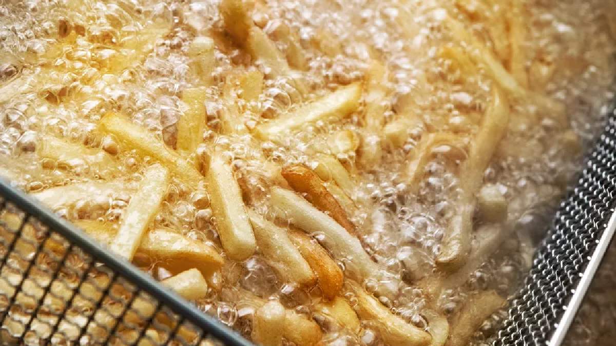 Lokantacılar kimseye söylemiyordu! Çıtır çıtır patatesin sırrı ortaya çıktı: Kızartma yağına 1 kaşık eklemeniz yeterli