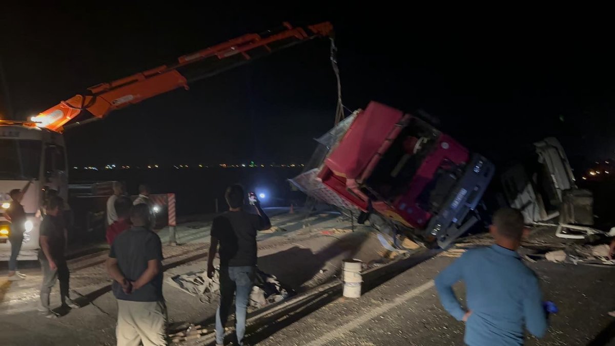 Nusaybin’de iki tır çarpıştı: 2 yaralı