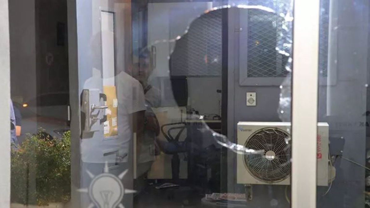 AK Parti Muğla İl Başkanlığına taşlı saldırı: 1 gözaltı