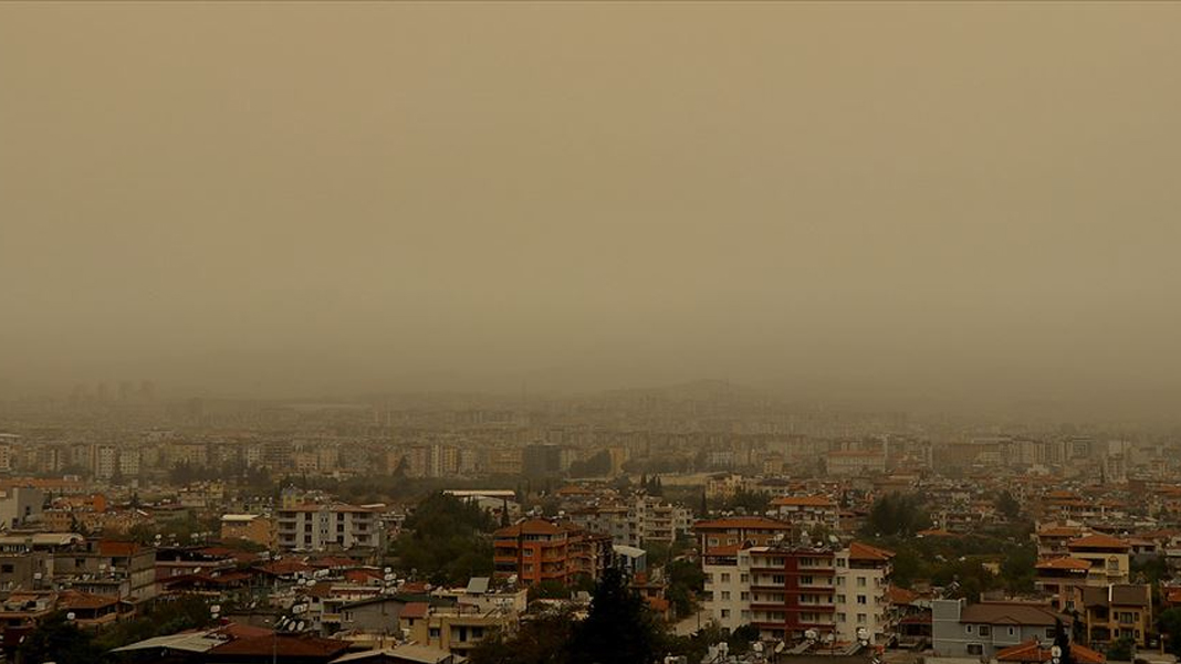 Üç bölge toz taşınımını, üç büyük il sıcaklığı yaşayacak: İkisi birden Türkiye'ye giriş yaptı