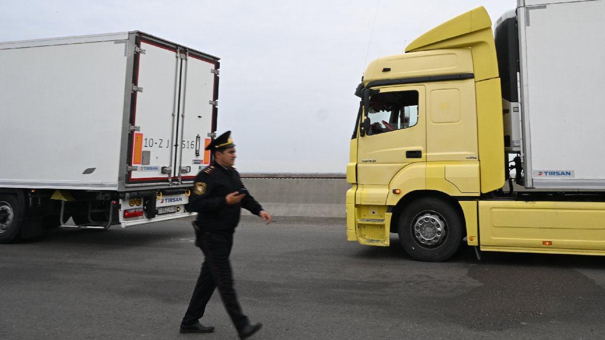 Araçlar yola çıktı: Azerbaycan’dan Karabağ’daki Ermenilere yardım eli