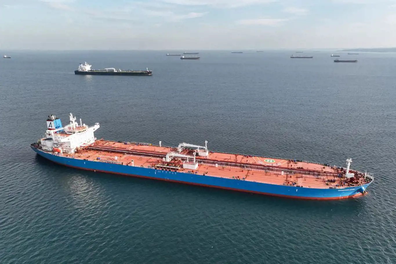 Boğazda geçişler açıldı! Trafiği felç etmişti, 183 metrelik arızalanan tanker güvenli bölgeye alındı