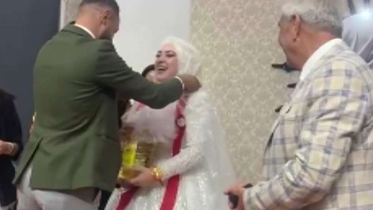 Takı töreninde bu da oldu! Altın yerine ayçiçek yağı takıldı