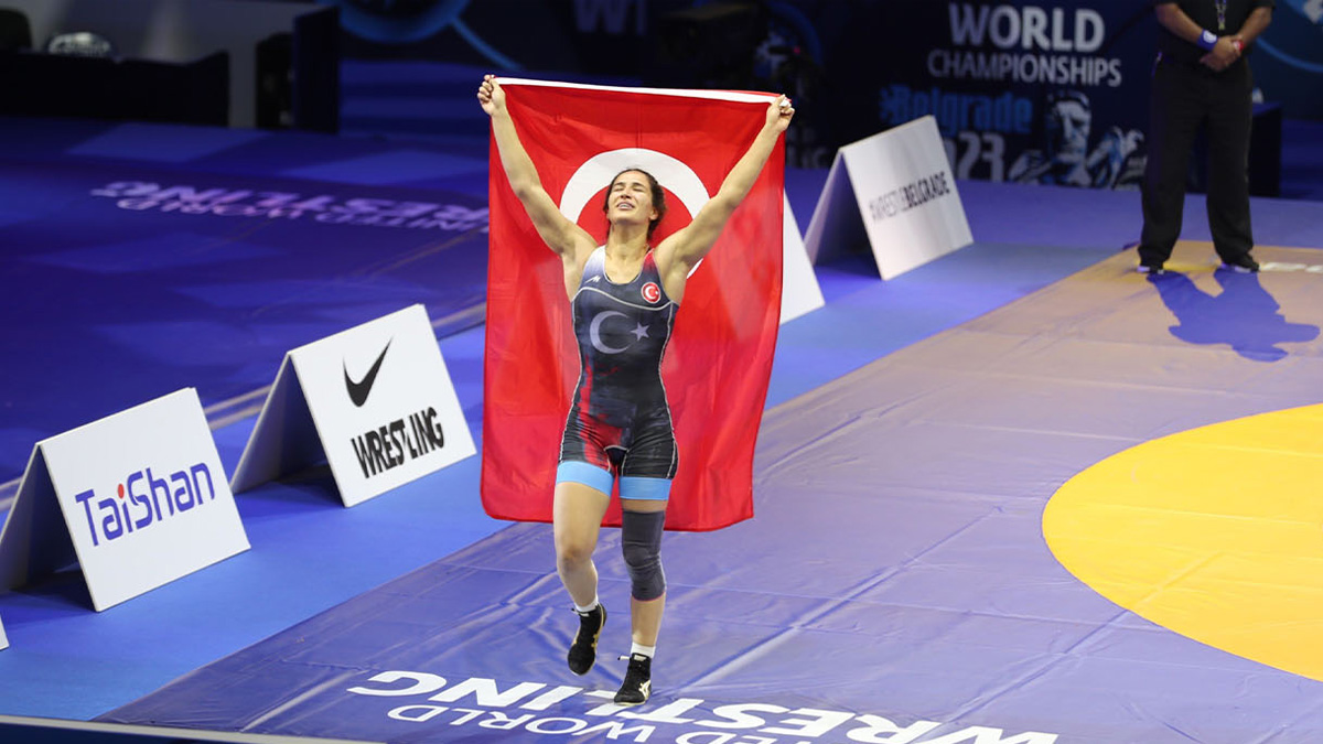 Milli güreşçimiz Buse Tosun Çavuşoğlu altın madalyayı aldı! Yeni Dünya şampiyonumuza tebrikler yağıyor