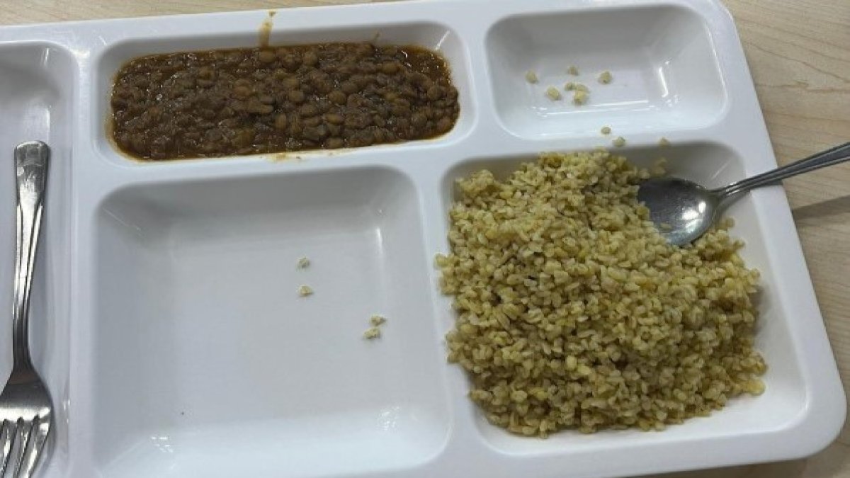 İzmir Atatürk Lisesi’nde verilen yemeğe ‘Kıtlıkta mıyız’ tepkisi