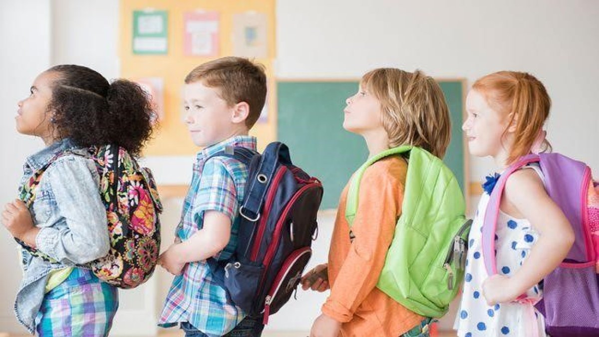 Öğrencinin tek omuzda taşıdığı ders yükü omurgasına zarar