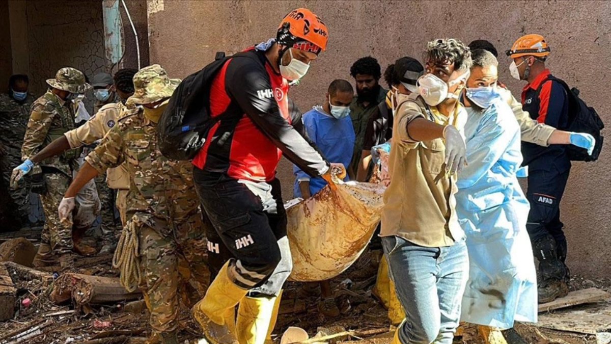 Derne'de hayat durma noktasında: Yaşamını yitirenlerin kimlikleri tespit edilecek