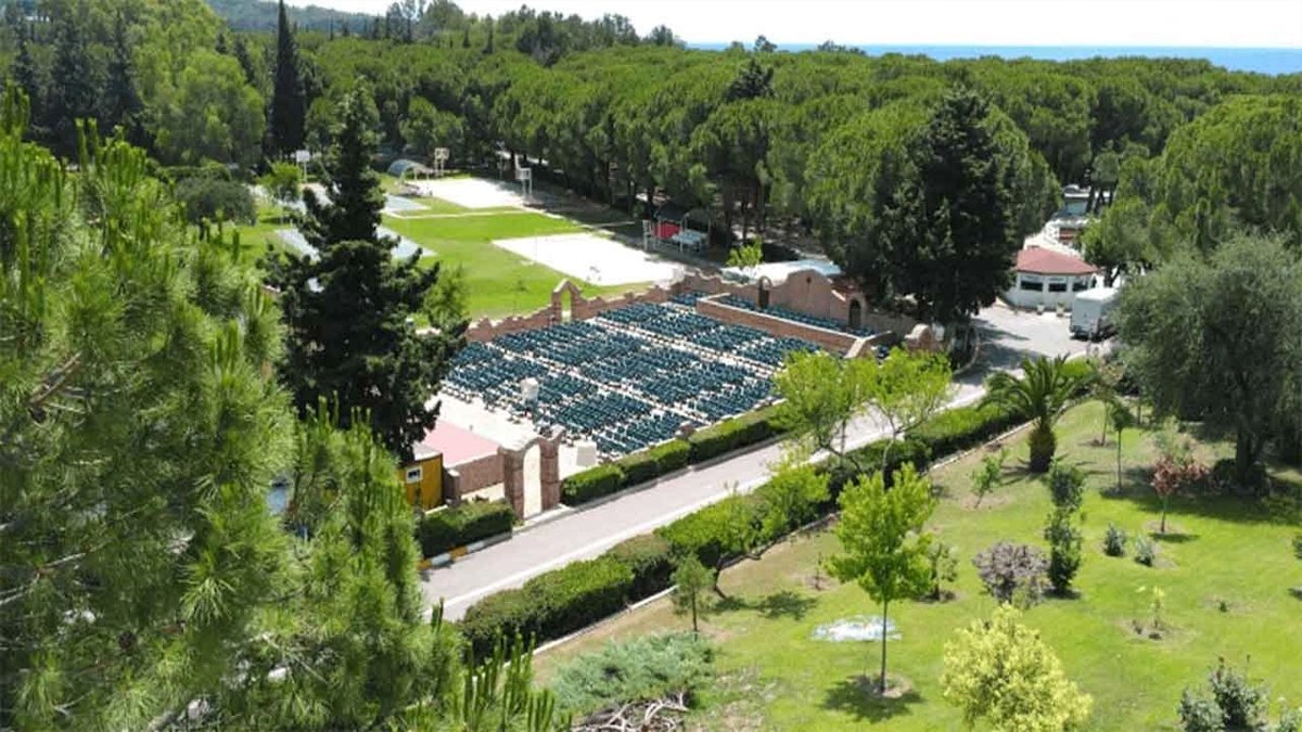 Depremzedelerin kaldıkları askeri kamptan çıkarılması Meclis gündeminde