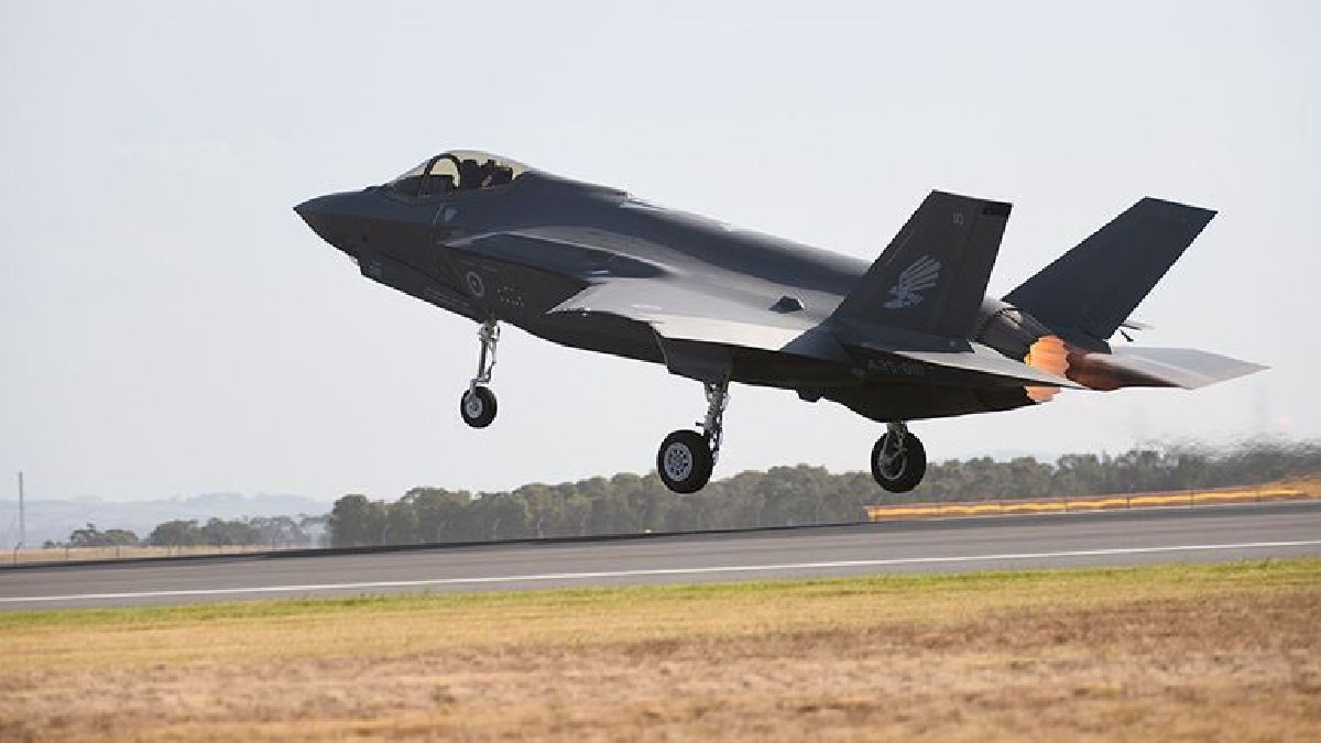 F-35A jetinden bir ilk: Tatbikatta otoyola iniş yaptı