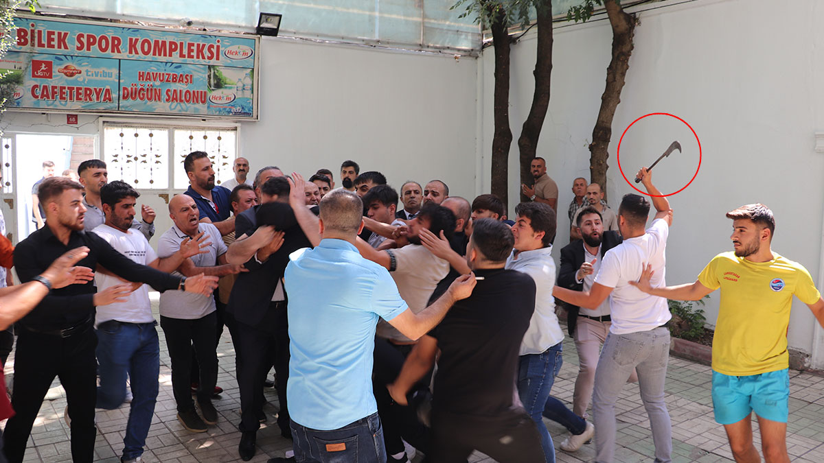 CHP İl Kongresi'nde oraklı kavga: 2 kişi gözaltına alındı